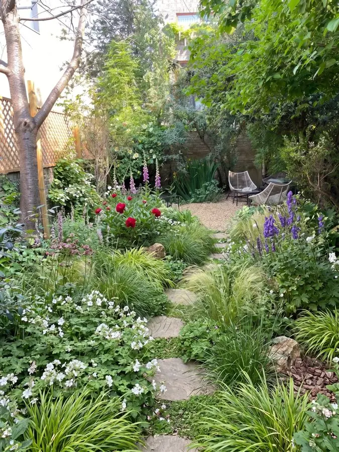 Stepping stones through grasses, an idea for an overgrown garden