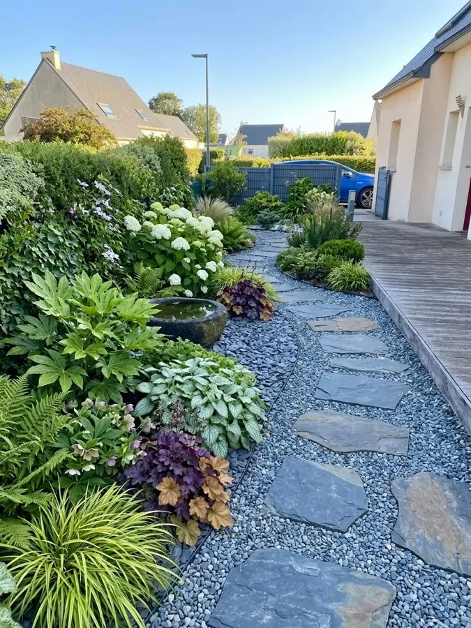 Slate gravel and stepping stones, a garden layout planned with the app